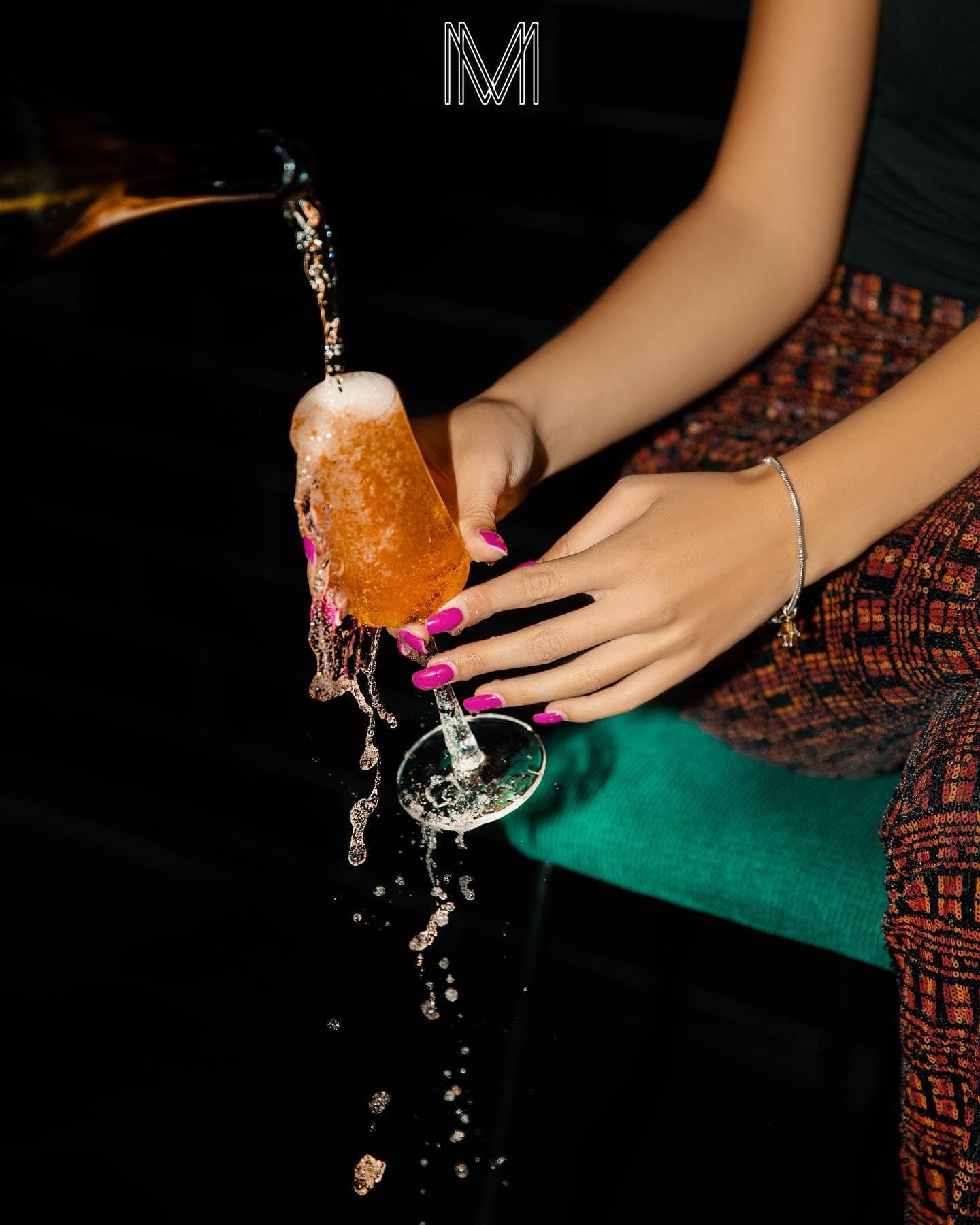 Artistic cocktail pour